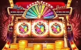 Tampilan perbandingan antarmuka aplikasi native dan browser web liga 5000 di layar ponsel